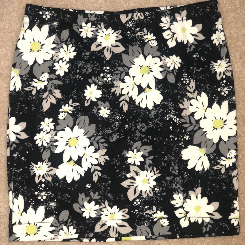 Floral, form fitting pencil skirt size S
